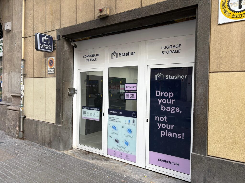 Stasher luggage storage store casanova universitat urgel placa catalunya